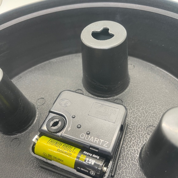 Vintage Green Plastic Analog Wall Clock - Picture 5 of 11